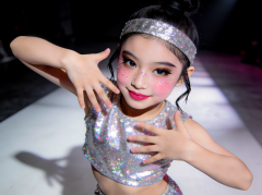 持妆8小时不“花脸”？柒小仙揭秘舞台妆黑科技，3月17日杭州见真章